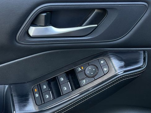 Used 2025 Nissan Rogue SV image 12