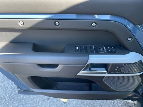 New 2024 Land Rover Defender 110 SE image 10