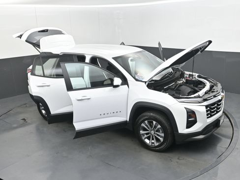 Used 2025 Chevrolet Equinox LT FWD image 36