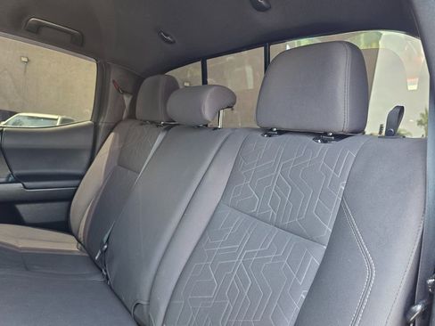 Used 2018 Toyota Tacoma TRD Off-Road w/ Technology Package AWD/4WD image 19
