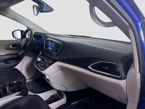 Used 2018 Chrysler Pacifica Touring-L FWD image 28