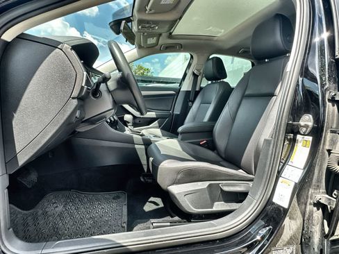 Used 2020 Volkswagen Jetta SE w/ SE Cold Weather Package image 4