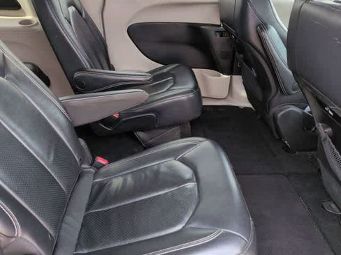 Used 2022 Chrysler Pacifica Touring-L FWD image 19