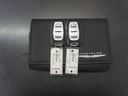 Used 2018 Chrysler Pacifica Touring Plus FWD image 18