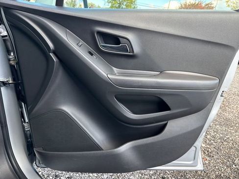 Used 2019 Chevrolet Trax LT w/ LT Convenience Package AWD/4WD image 24