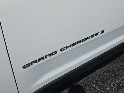 Used 2025 Jeep Grand Cherokee Altitude AWD/4WD image 5