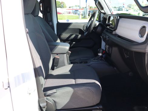 Used 2025 Jeep Wrangler Unlimited Sahara w/ Safety Group AWD/4WD image 12
