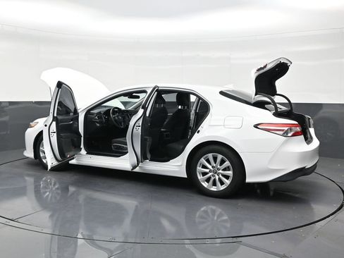Used 2019 Toyota Camry LE image 32