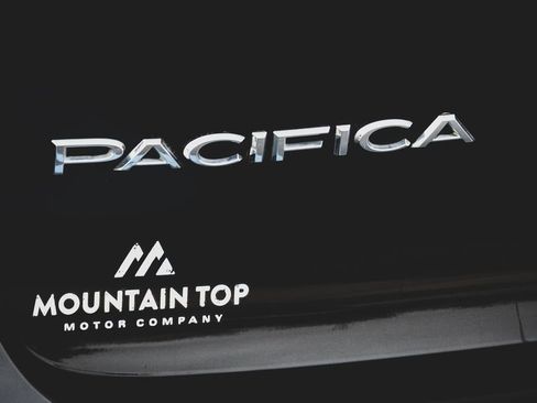 Used 2022 Chrysler Pacifica Touring-L image 11