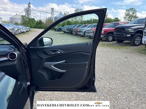 Used 2025 Chevrolet Trax RS w/ Sunroof Package FWD image 26
