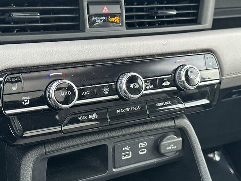 Used 2025 Honda Pilot Touring image 19