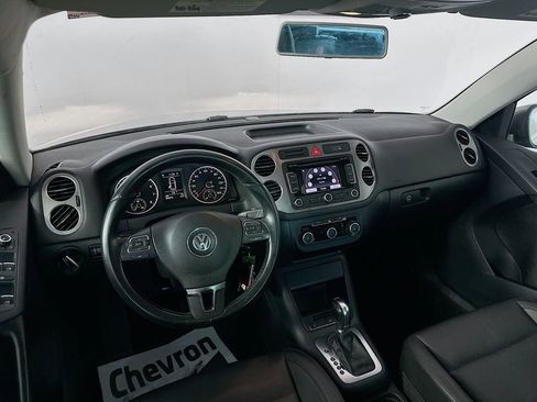 Used 2011 Volkswagen Tiguan SE image 19