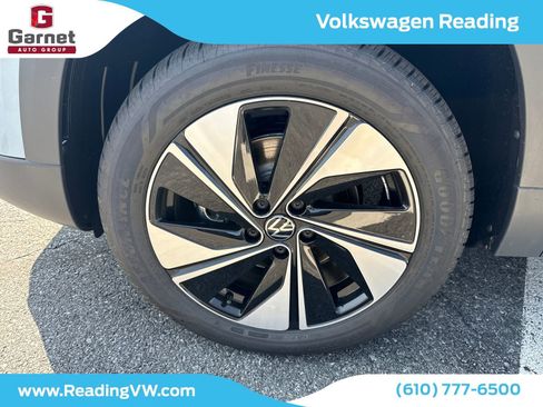 New 2025 Volkswagen Taos SE image 9