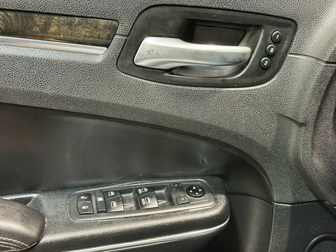 Used 2018 Chrysler 300 Limited w/ Safetytec Plus Group image 13