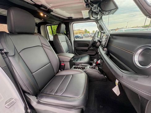 Used 2025 Jeep Gladiator Sport AWD/4WD image 27