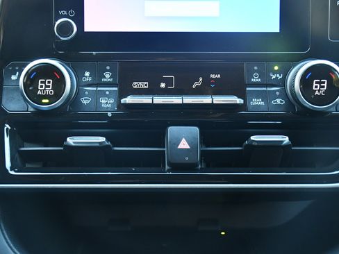 Certified 2023 Toyota Highlander XLE image 12