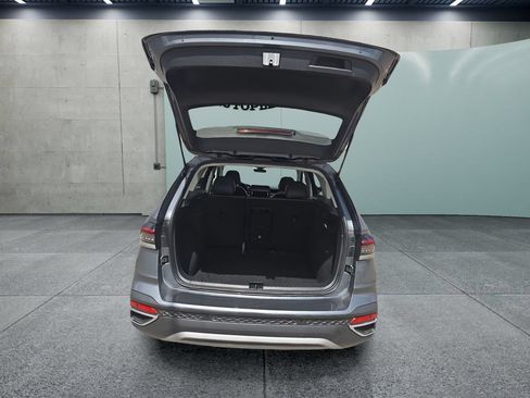 Used 2025 Volkswagen Taos SE FWD image 9