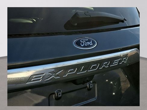 Certified 2022 Ford Explorer Platinum w/ Equipment Group 601A image 5
