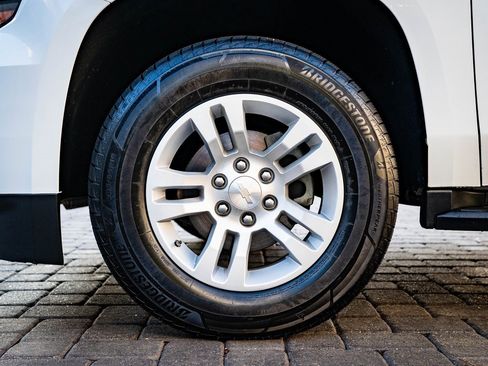 Used 2019 Chevrolet Suburban LT image 13