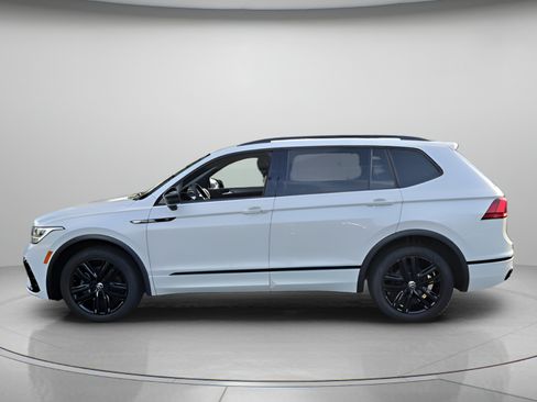 Certified 2022 Volkswagen Tiguan SE R-Line FWD image 2