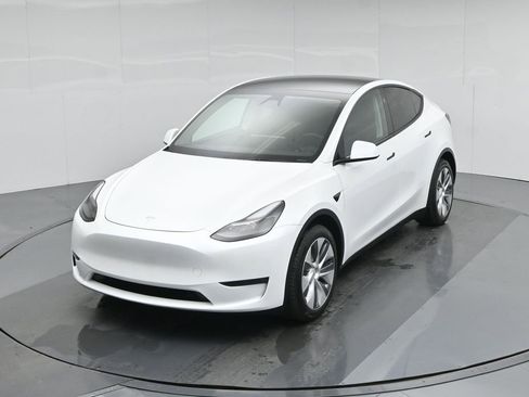 Used 2024 Tesla Model Y Long Range image 33