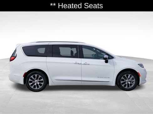 Used 2025 Chrysler Pacifica Pinnacle FWD image 6