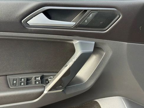 Used 2018 Volkswagen Tiguan SE w/ Panoramic Sunroof Package image 17