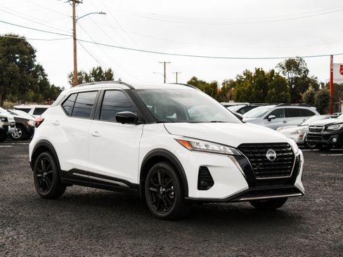Used 2024 Nissan Kicks SR w/ SR Premium Package FWD image 3
