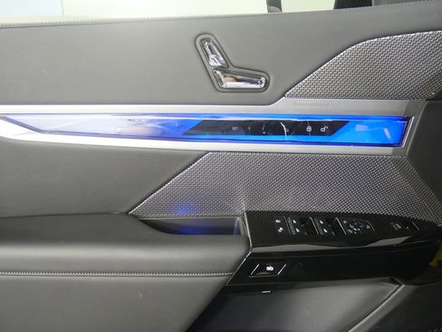 Certified 2023 BMW 740i w/ Parking Assistance Package image 8