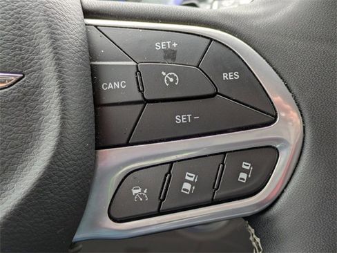 Used 2024 Chrysler Pacifica Touring-L image 26