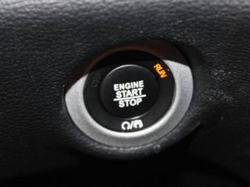 Used 2025 Chrysler Pacifica Limited FWD image 28