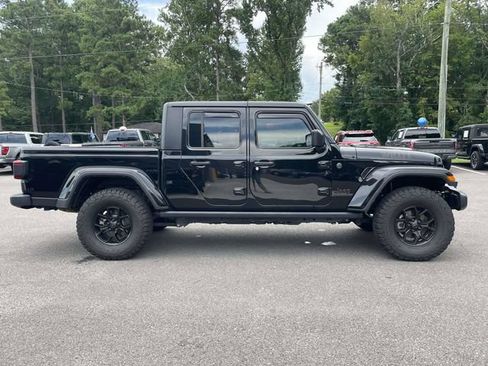 Used 2024 Jeep Gladiator Sport AWD/4WD image 3