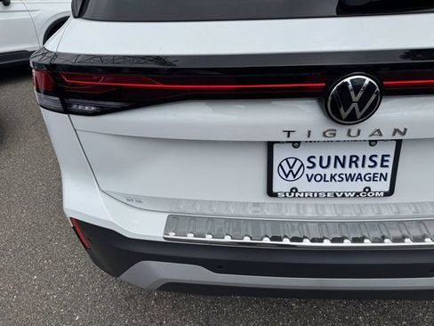 Used 2025 Volkswagen Tiguan SE AWD/4WD image 38