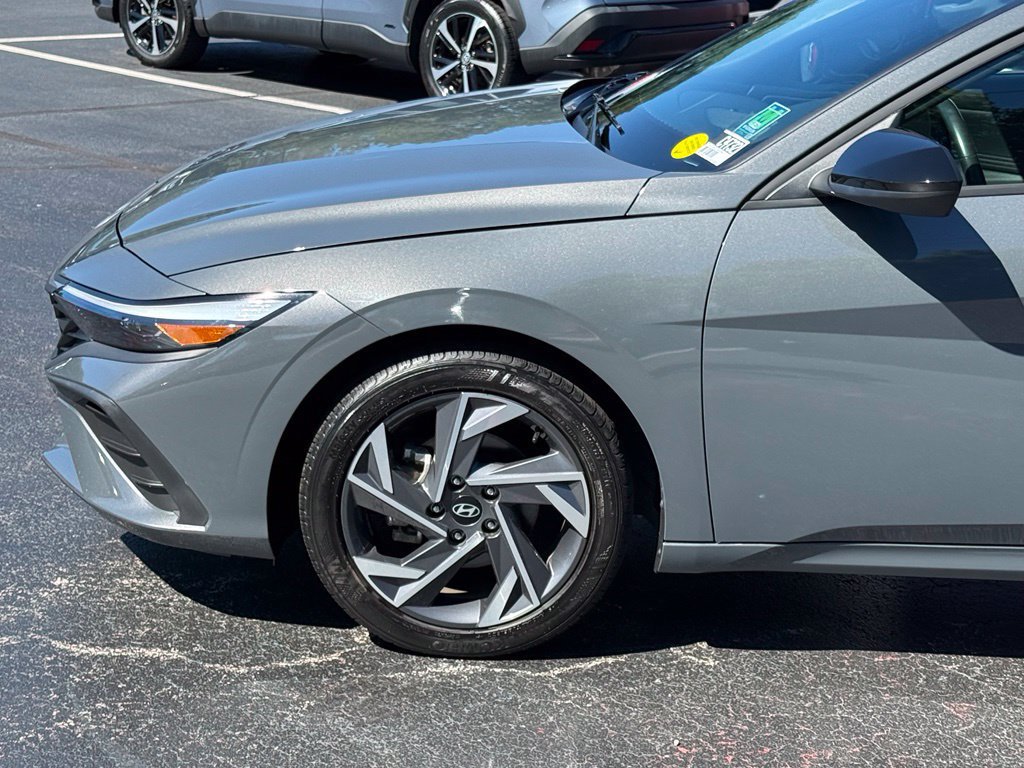 Used 2025 Hyundai Elantra Sport FWD image 2