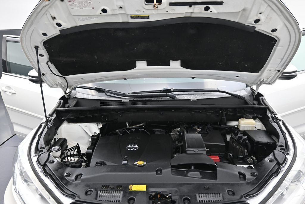 Used 2017 Toyota Highlander XLE AWD/4WD image 31