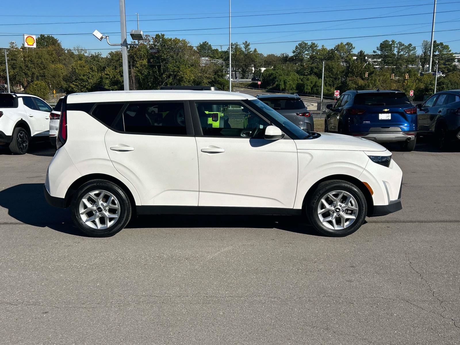 Used 2025 Kia Soul LX w/ LX Technology Package FWD image 2