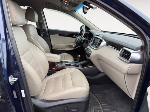 Used 2017 Kia Sorento EX image 16