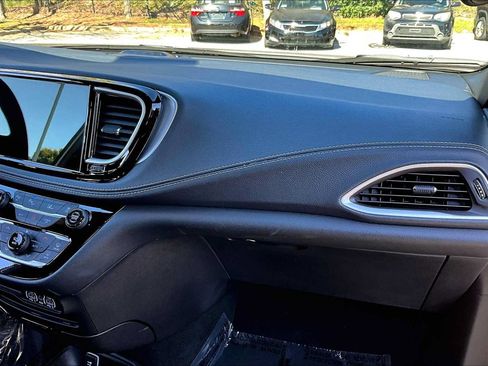 Used 2024 Chrysler Pacifica Limited FWD image 18