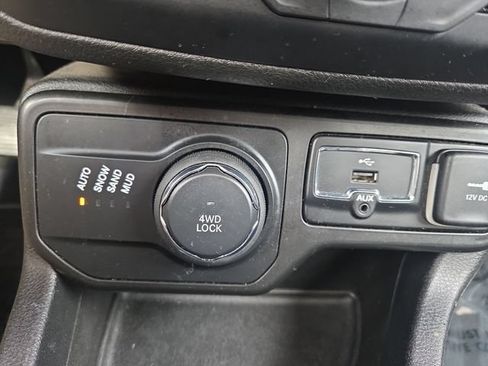 Used 2019 Jeep Renegade Latitude AWD/4WD image 25