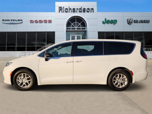 Used 2025 Chrysler Pacifica Select image 3