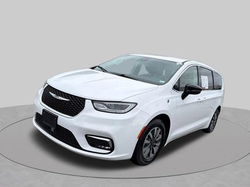 Used 2024 Chrysler Pacifica Limited FWD image 47