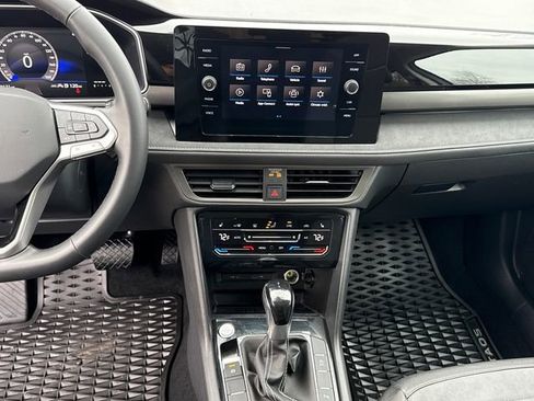 Certified 2025 Volkswagen Taos SE image 21