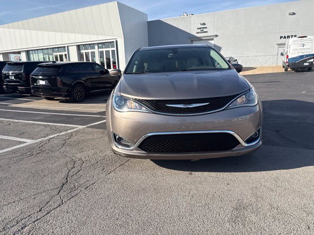 Used 2017 Chrysler Pacifica Touring Plus w/ Tire & Wheel Group FWD image 8