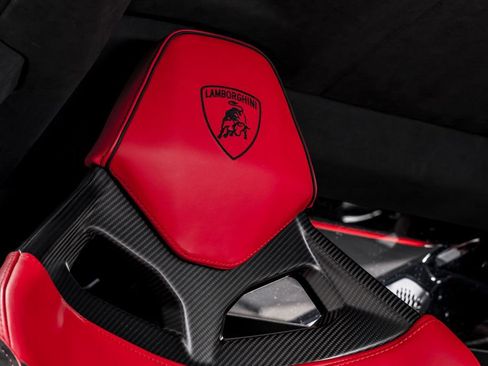 Used 2025 Lamborghini Revuelto image 36