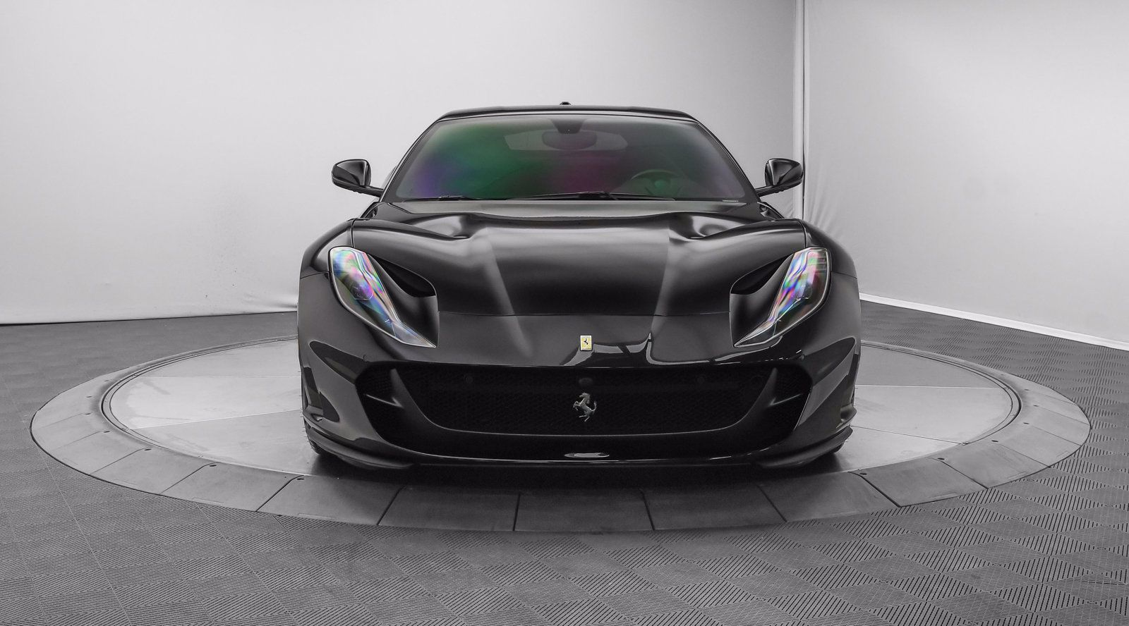Used 2018 Ferrari 812 Superfast RWD image 2