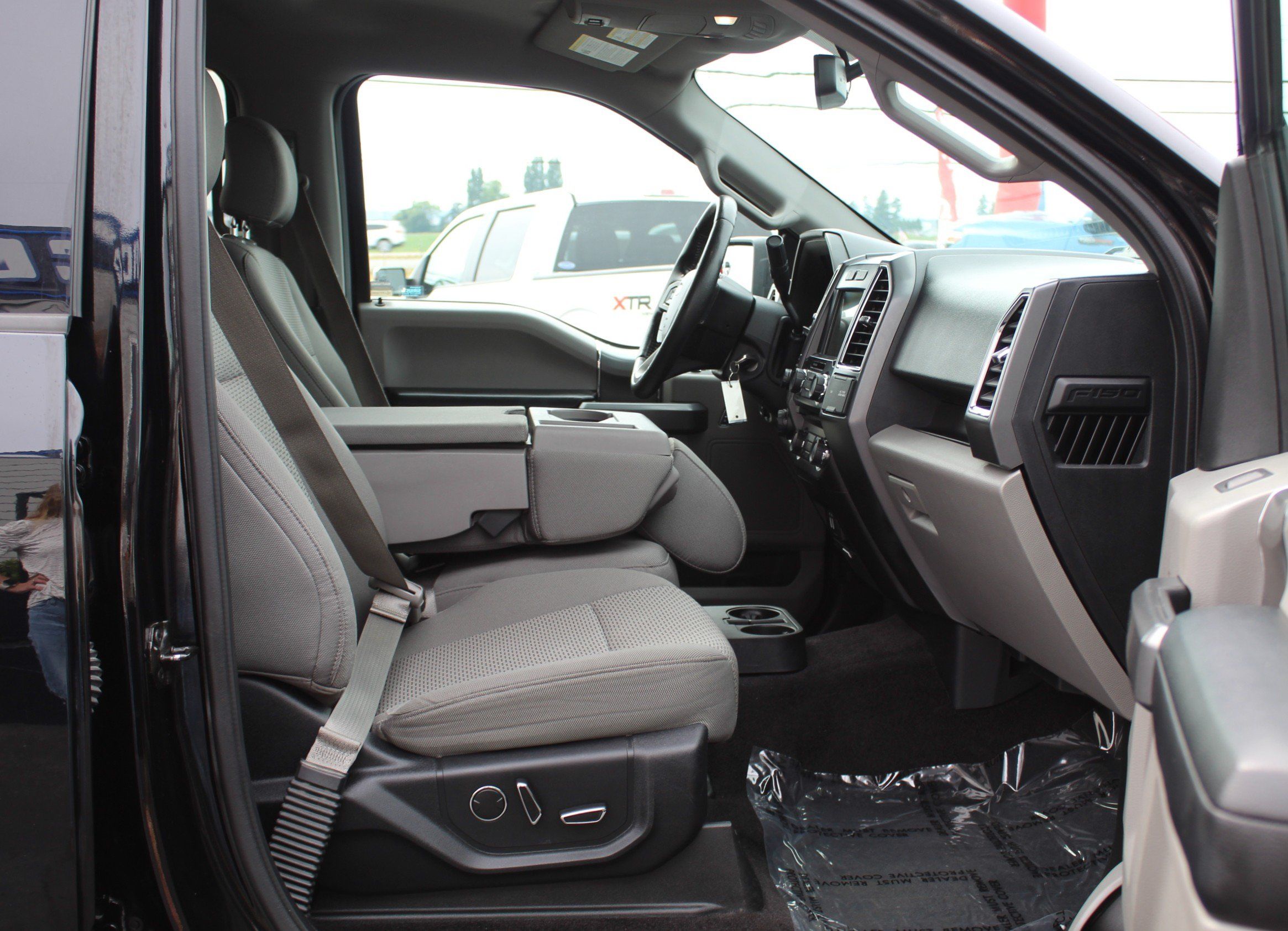 Used 2016 Ford F150 XLT w/ Equipment Group 302A Luxury AWD/4WD image 27