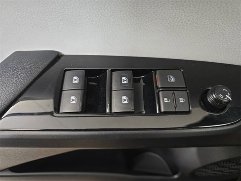 Used 2018 Toyota Prius Four image 30