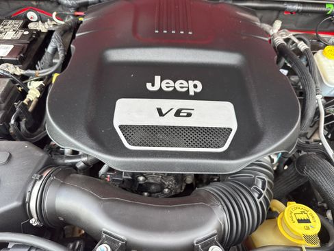 Used 2018 Jeep Wrangler Unlimited Sahara w/ Connectivity Group AWD/4WD image 20