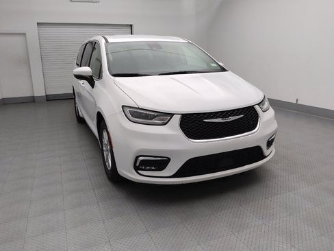 Used 2023 Chrysler Pacifica Touring-L FWD image 14