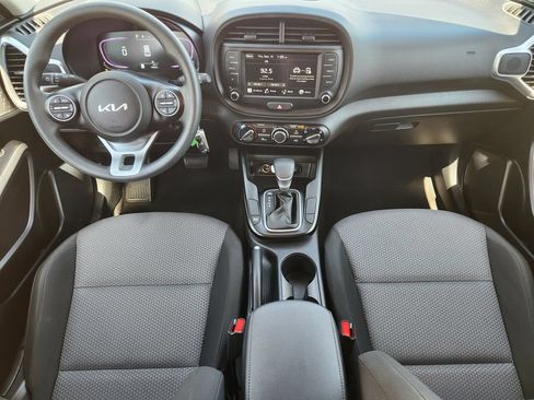 Certified 2025 Kia Soul LX w/ LX Technology Package FWD image 5